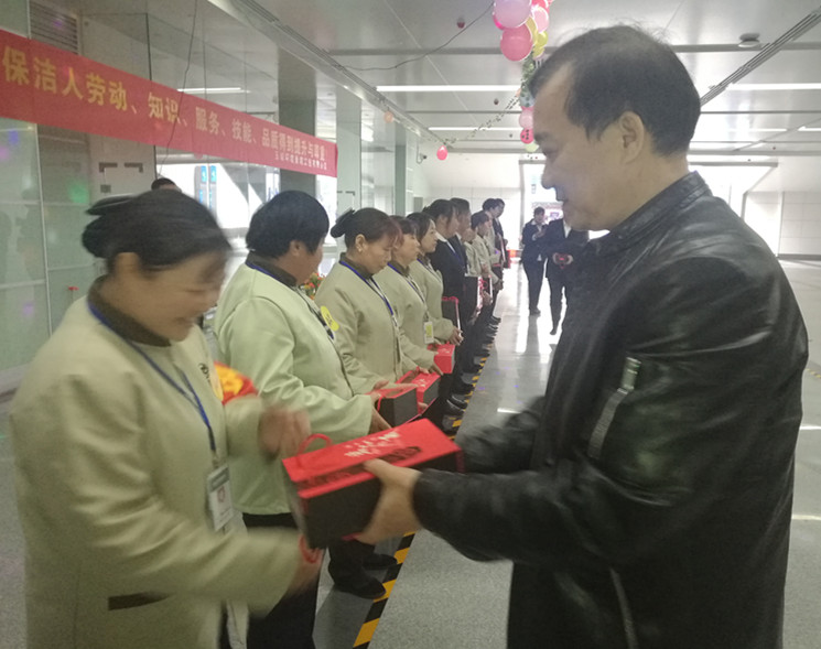 長沙清潔,長沙清潔服務,長沙專業(yè)清潔,長沙清潔公司,湖南專業(yè)清潔,長沙保潔公司,長沙專業(yè)保潔,長沙物業(yè)保潔